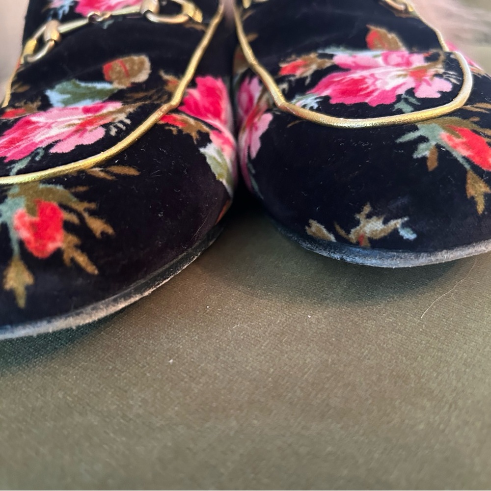 Gucci Black Floral Velvet Loafers with Gold Details - Picture 5 of 6